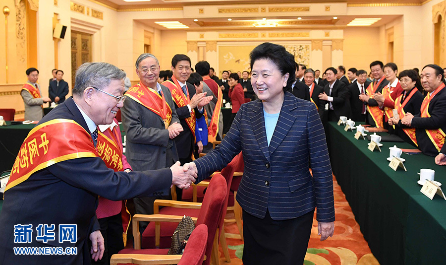 12月29日，中共中央政治局委員、國(guó)務(wù)院副總理劉延?xùn)|在北京與中醫(yī)藥高等學(xué)校教學(xué)名師座談。這是座談會(huì)前，劉延?xùn)|與獲得表彰的教師握手。新華社記者 張鐸 攝