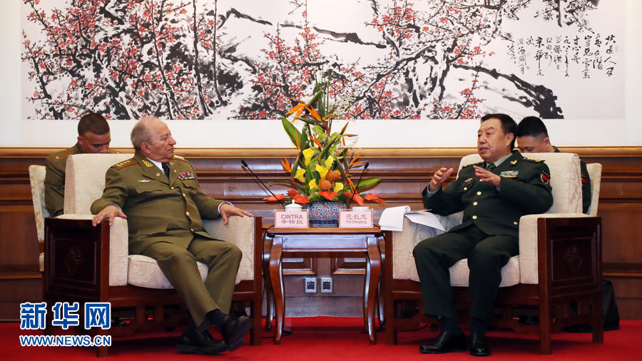 3月28日，中央軍委副主席范長(zhǎng)龍?jiān)诒本┽烎~(yú)臺(tái)國(guó)賓館會(huì)見(jiàn)來(lái)華訪問(wèn)的古巴革命武裝力量部部長(zhǎng)萊奧波爾多·辛特拉。 新華社發(fā)（劉芳 攝） 