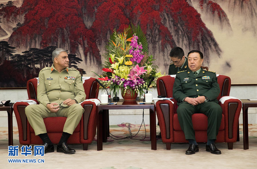  3月16日，中央軍委副主席范長(zhǎng)龍會(huì)見(jiàn)來(lái)訪的巴基斯坦陸軍參謀長(zhǎng)巴杰瓦。   新華社記者琚振華攝