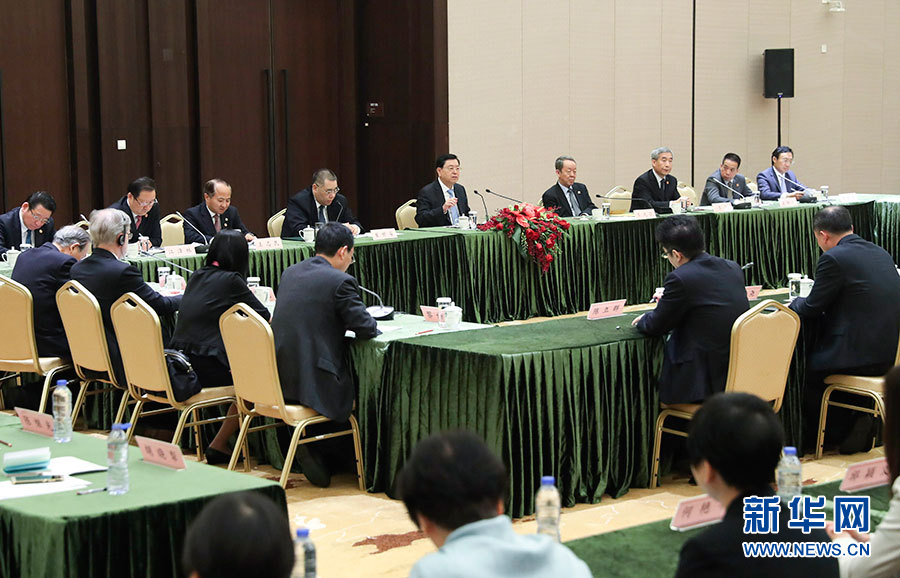 5月8日至10日，中共中央政治局常委、全國人大常委會委員長張德江視察澳門特別行政區(qū)。這是5月10日，張德江與教育工作者和學生代表座談。新華社記者 龐興雷 攝