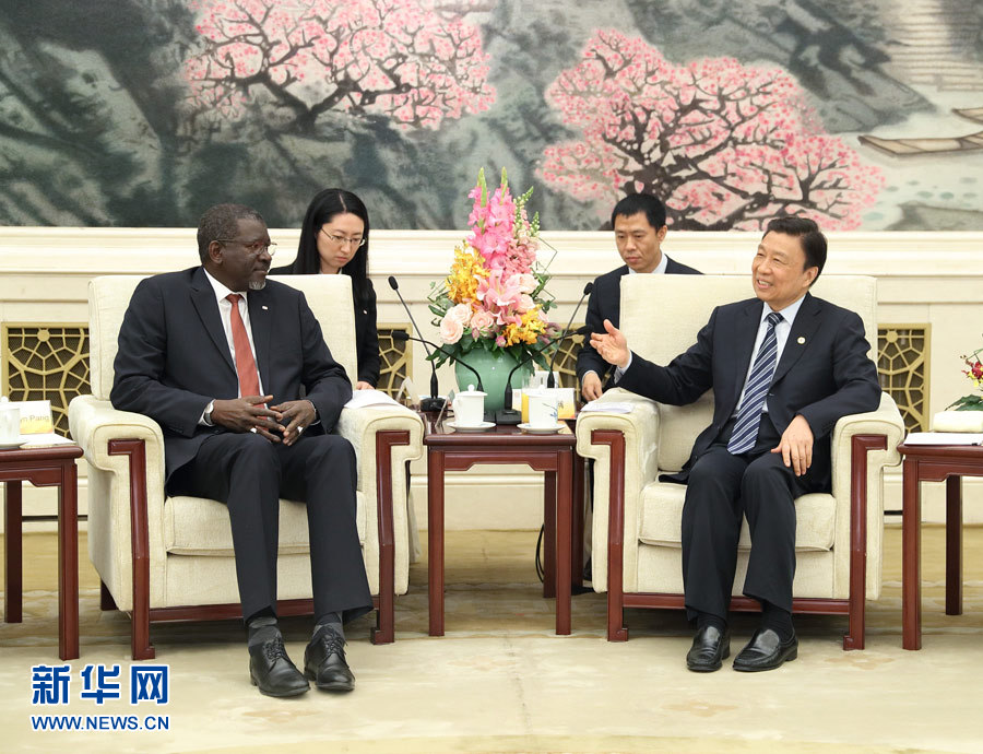 5月15日，國家副主席、中國紅十字會名譽會長李源潮在北京會見來華出席“一帶一路”國際合作高峰論壇的紅十字會與紅新月會國際聯合會秘書長阿西。新華社記者 王曄 攝