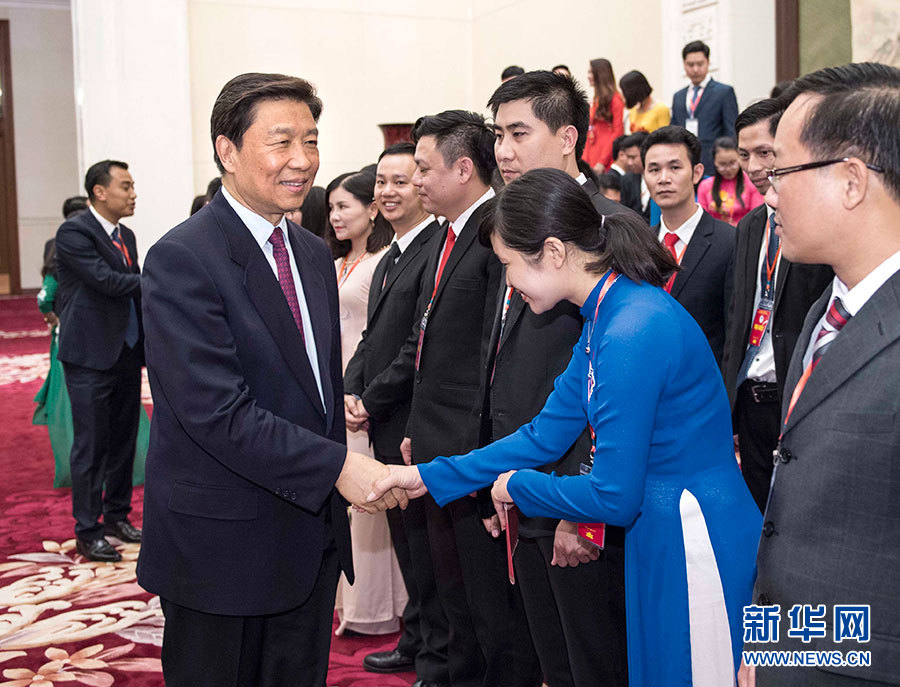 5月22日，中共中央政治局委員、國家副主席李源潮在北京會見越南胡志明共青團(tuán)中央書記處第一書記黎國鋒率領(lǐng)的越南青年代表團(tuán)。 新華社記者李濤 攝