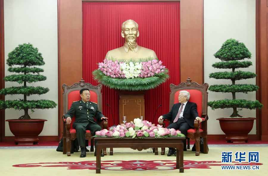 6月18日，在越南首都河內，正在越南訪問的中央軍委副主席范長龍（左）會見越共中央總書記阮富仲。 新華社發（李曉偉攝） 