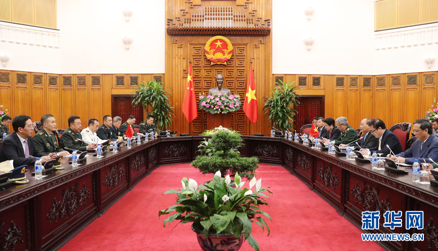 6月18日，在越南首都河內，正在越南訪問的中央軍委副主席范長龍（左三）會見越南政府總理阮春福（右三）。 新華社發（李曉偉攝）