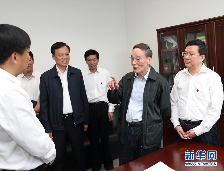 6月20日至22日，中共中央政治局常委、中央紀委書記王岐山在貴州省檢查紀檢監察工作。這是6月21日，王岐山在省紀委與紀檢監察干部親切交流。新華社記者 王曄 攝
