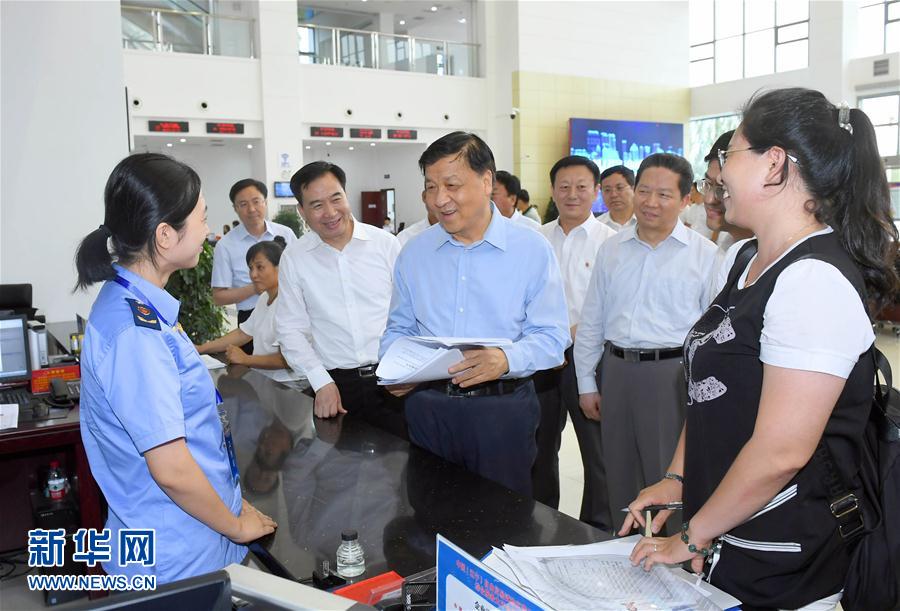 6月22日至24日，中共中央政治局常委、中央書記處書記劉云山在遼寧調(diào)研。這是6月22日，劉云山在中國（遼寧）自貿(mào)試驗(yàn)區(qū)營口片區(qū)與干部群眾深入交流。新華社記者 張鐸 攝