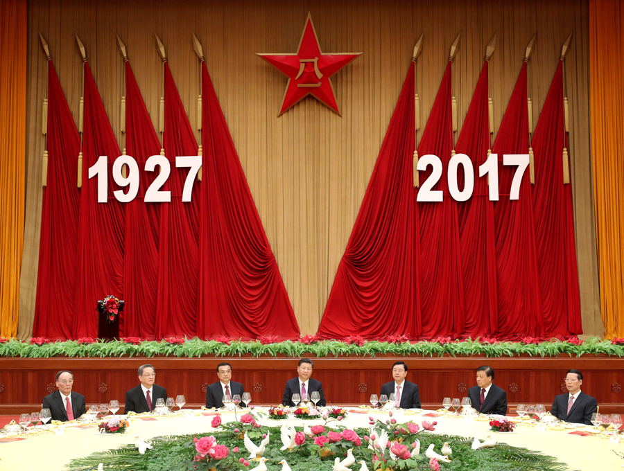 7月31日，中華人民共和國國防部在北京人民大會堂舉行盛大招待會，熱烈慶祝中國人民解放軍建軍90周年。中共中央總書記、國家主席、中央軍委主席習(xí)近平和李克強、張德江、俞正聲、劉云山、王岐山、張高麗等黨和國家領(lǐng)導(dǎo)人出席招待會。新華社記者 鞠鵬 攝