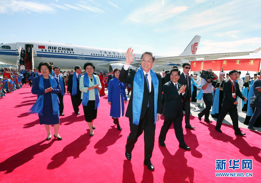 8月7日，以中共中央政治局常委、全國政協主席俞正聲為團長的中央代表團飛抵呼和浩特，出席內蒙古自治區成立70周年慶?；顒?。中央代表團在機場受到內蒙古各族群眾的熱烈歡迎。新華社記者 姚大偉 攝