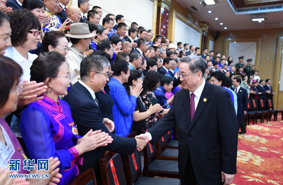 8月7日，中共中央政治局常委、全國政協主席、中央代表團團長俞正聲在內蒙古新城賓館會見內蒙古自治區離退休老同志和各族各界群眾代表，并與他們合影留念。新華社記者 張領 攝