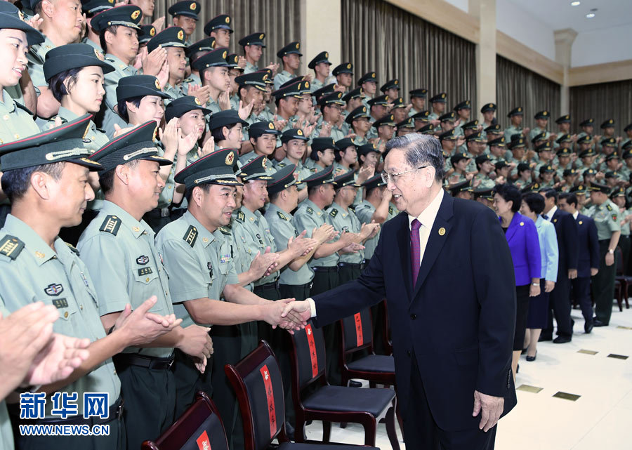 8月7日，中共中央政治局常委、全國政協主席、中央代表團團長俞正聲率代表團部分成員分別赴內蒙古軍區、武警內蒙古總隊、武警內蒙古森林總隊慰問，并會見自治區政法干警代表。這是俞正聲會見內蒙古軍區指戰員。新華社記者 張領 攝