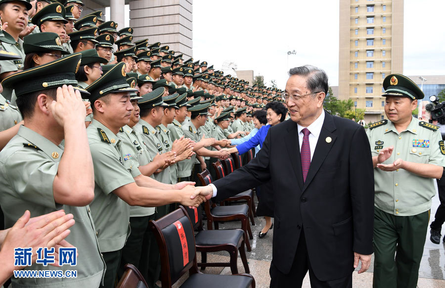 8月7日，中共中央政治局常委、全國政協主席、中央代表團團長俞正聲率代表團部分成員分別赴內蒙古軍區、武警內蒙古總隊、武警內蒙古森林總隊慰問，并會見自治區政法干警代表。這是俞正聲會見武警內蒙古總隊官兵。新華社記者 張領 攝