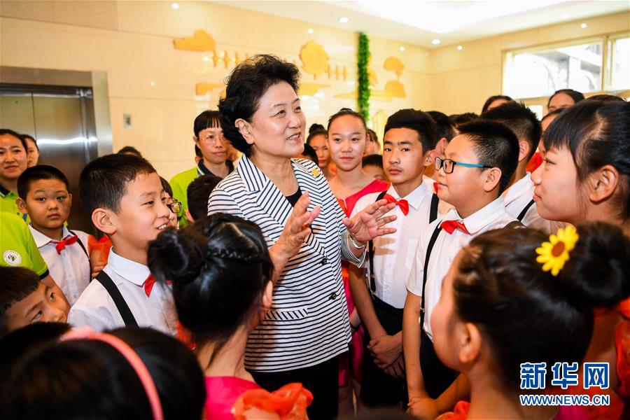 8月10日，中共中央政治局委員、國務(wù)院副總理、中央代表團副團長劉延?xùn)|率中央代表團二分團來到呼倫貝爾，把以習(xí)近平同志為核心的黨中央的親切關(guān)懷和全國人民的美好祝福帶給當(dāng)?shù)馗髯甯刹咳罕姟＿@是劉延?xùn)|在呼倫貝爾市兒童福利院與孩子們在一起。新華社記者 連振 攝