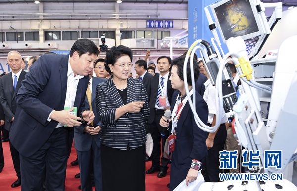 8月23日，2017世界機器人大會開幕式在北京舉行，中共中央政治局委員、國務院副總理劉延東出席并講話。這是開幕式后，劉延東參觀機器人應用展覽。新華社記者 張領 攝