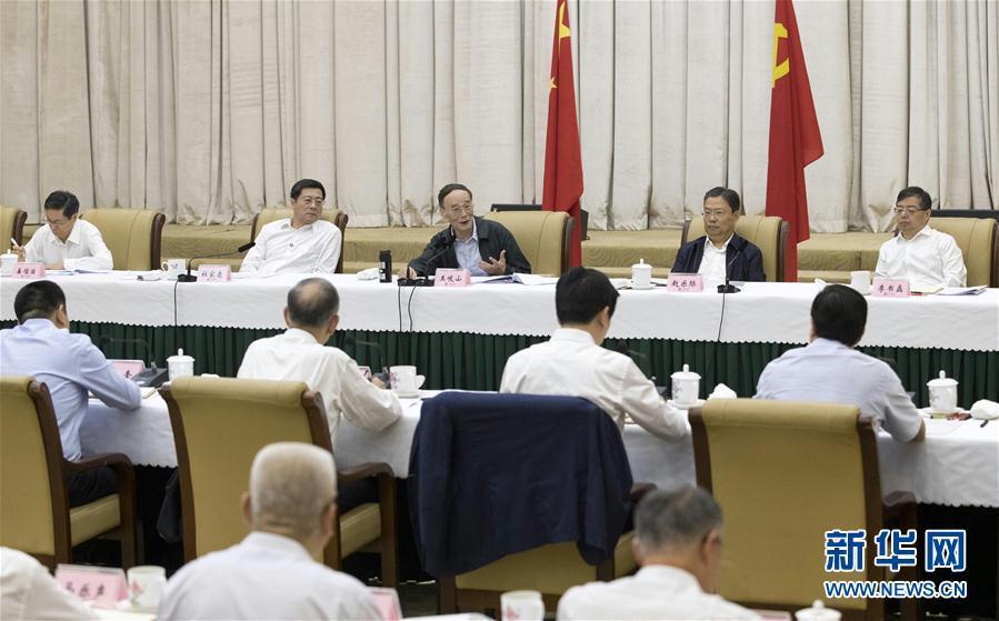 9月3日至5日，中共中央政治局常委、中央紀(jì)委書(shū)記、中央巡視工作領(lǐng)導(dǎo)小組組長(zhǎng)王岐山在湖南省調(diào)研并主持召開(kāi)巡察工作座談會(huì)。這是9月4日，王岐山在長(zhǎng)沙主持召開(kāi)巡察工作座談會(huì)。新華社記者 王曄 攝
