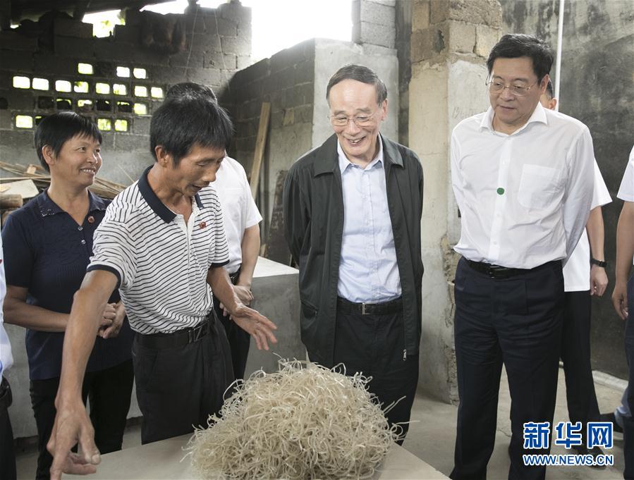 9月3日至5日，中共中央政治局常委、中央紀(jì)委書(shū)記、中央巡視工作領(lǐng)導(dǎo)小組組長(zhǎng)王岐山在湖南省調(diào)研并主持召開(kāi)巡察工作座談會(huì)。這是9月4日，王岐山在瀏陽(yáng)市官橋鎮(zhèn)石灰嘴村貧困戶家中了解脫貧情況。新華社記者 王曄 攝

