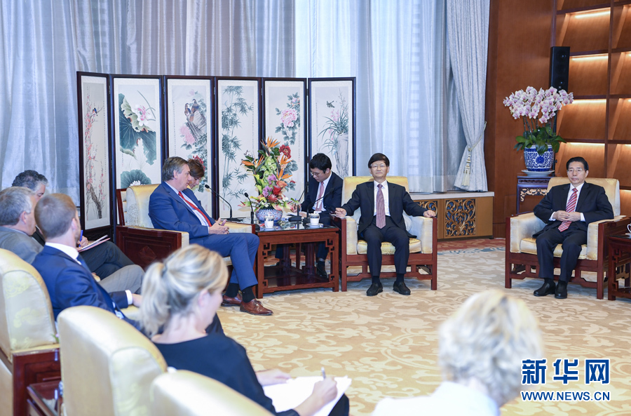 9月26日，中共中央政治局委員、中央政法委書記孟建柱在北京會見來華出席國際刑警組織第86屆全體大會的比利時(shí)副首相兼內(nèi)政大臣讓邦。國務(wù)委員、公安部部長郭聲琨參加有關(guān)會見。新華社記者 張領(lǐng) 攝