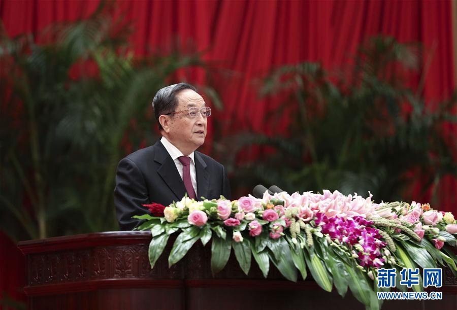 9月28日，全國(guó)政協(xié)辦公廳、中共中央統(tǒng)戰(zhàn)部、國(guó)務(wù)院僑辦、國(guó)務(wù)院港澳辦、國(guó)務(wù)院臺(tái)辦在北京人民大會(huì)堂聯(lián)合舉行國(guó)慶招待會(huì)。中共中央政治局常委、全國(guó)政協(xié)主席俞正聲與2800多名港澳臺(tái)僑各界代表歡聚一堂，慶祝中華人民共和國(guó)成立68周年。這是俞正聲在招待會(huì)上致辭。新華社記者 龐興雷 攝
