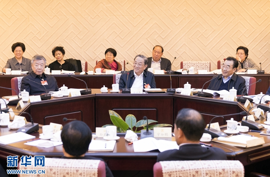 10月30日，政協第十二屆全國委員會常務委員會第二十三次會議舉行分組討論，與會人員圍繞深入學習貫徹中共十九大精神認真討論，積極建言獻策。全國政協主席俞正聲參加討論。新華社記者 丁海濤 攝