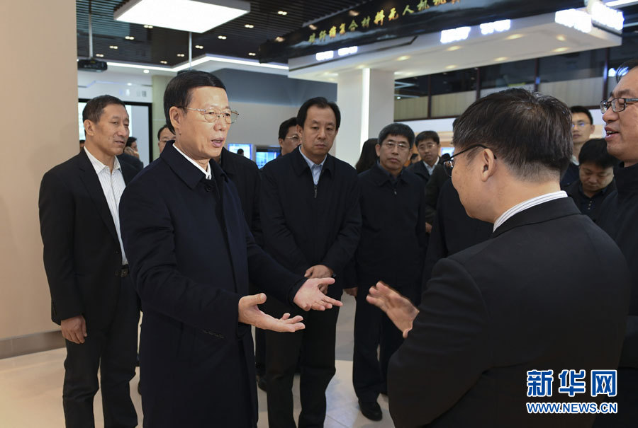 11月14日至15日，國務院副總理張高麗在黑龍江調研。這是11月14日，張高麗到黑龍江工業技術研究院成果展示中心，了解產學研結合推動創新發展情況。 新華社記者 高潔 攝
