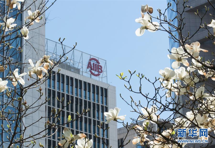(新華全媒頭條·圖文互動(dòng))(16)開啟新征程 譜寫新史詩(shī)——以習(xí)近平同志為核心的黨中央引領(lǐng)中國(guó)特色社會(huì)主義進(jìn)入新時(shí)代