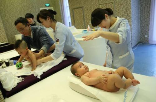資料圖片：1月30日，母嬰家庭保健師在上海一家月子會(huì)所內(nèi)護(hù)理嬰兒。新華社記者 裴鑫 攝