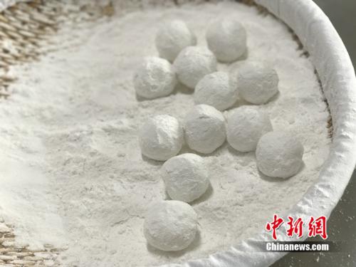 制作元宵時，首先要將餡料做好，沾上水，再投進盛滿糯米粉的笸籮內搖。<a target='_blank'  ><p  align=