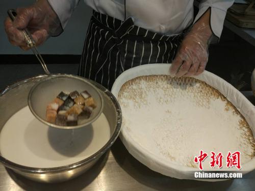 制作元宵時，首先要將餡料做好，沾上水，再投進盛滿糯米粉的笸籮內搖。<a target='_blank'  ><p  align=