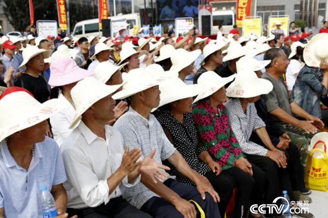 活動現(xiàn)場，農(nóng)戶們聽講很認真