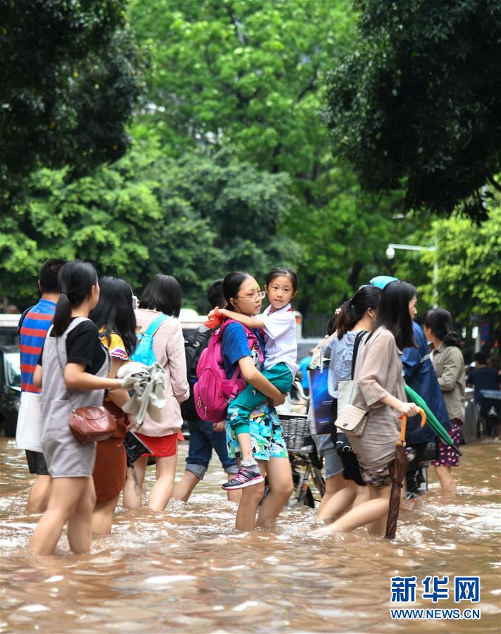 （環境）（2）臺風“艾云尼”攜雨襲廣州