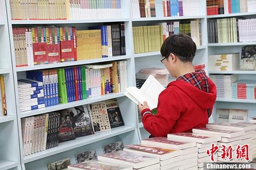 5月9日，一女子在哈爾濱市某書店選購圖書。從5月1日至5月4日，全國32家紙廠宣布漲價，各紙種漲價幅度為每噸100元至300元不等。對此，出版行業(yè)業(yè)內(nèi)人士表示“因為紙張價格上漲，直接造成了出版成本的明顯增加，出版行業(yè)只能被迫對圖書定價進行調(diào)整。”
<a target='_blank' >中新社</a>記者 于琨 攝