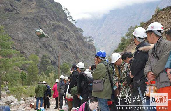 2015年4月，因地震被困尼泊爾的中國公民準備登機