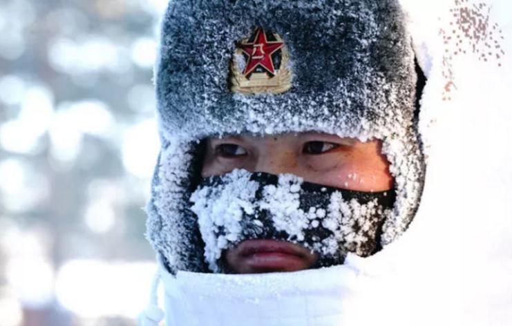 2018年2月5日，駐守在漠河縣北極村的北部戰區陸軍某部官兵在執勤（來源：新華社）