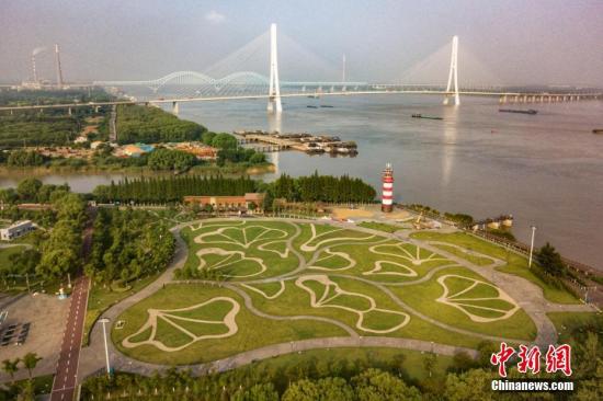 8月9日，航拍南京魚嘴濕地公園，旁邊就是南京第三長江大橋。 <a target='_blank' >中新社</a>記者 泱波 攝