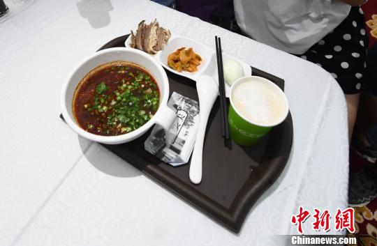 圖為“環(huán)西部火車游Y667/8次”列車上推出蘭州牛肉面套餐，套餐38元，有一碗牛肉面、一碟牛肉、一個(gè)雞蛋、一份小菜、一份甜胚子。　楊艷敏 攝