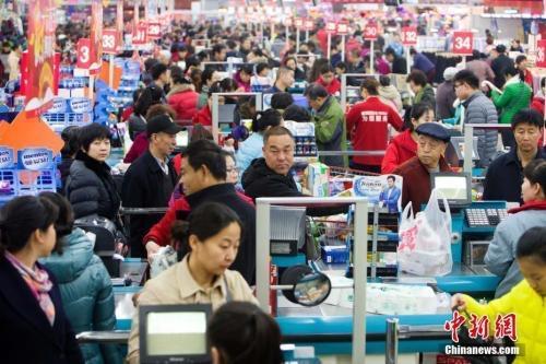 資料圖：民眾購買生活用品。張云 攝