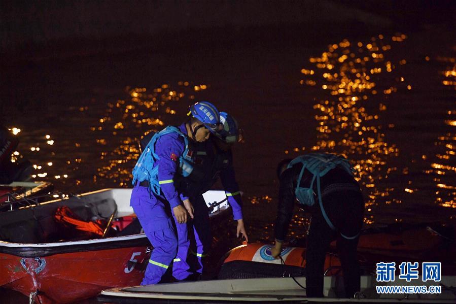 （重慶公交車墜江事故·圖文互動）（1）夜幕降臨，重慶萬州公交客車墜江事故救援工作仍在進行中