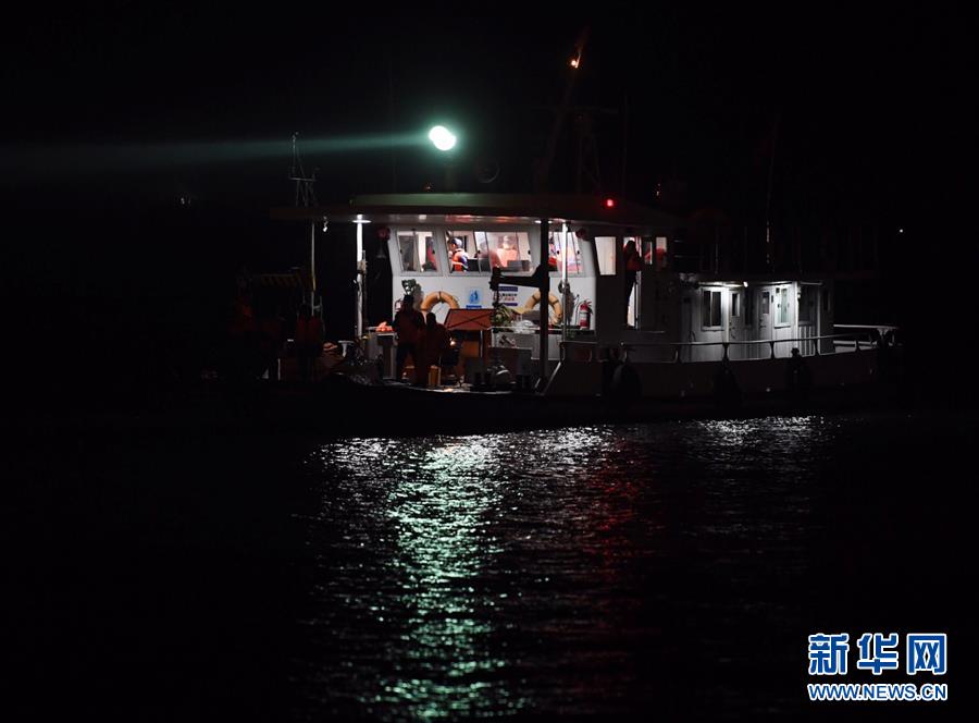 （重慶公交車墜江事故·圖文互動）（2）夜幕降臨，重慶萬州公交客車墜江事故救援工作仍在進行中
