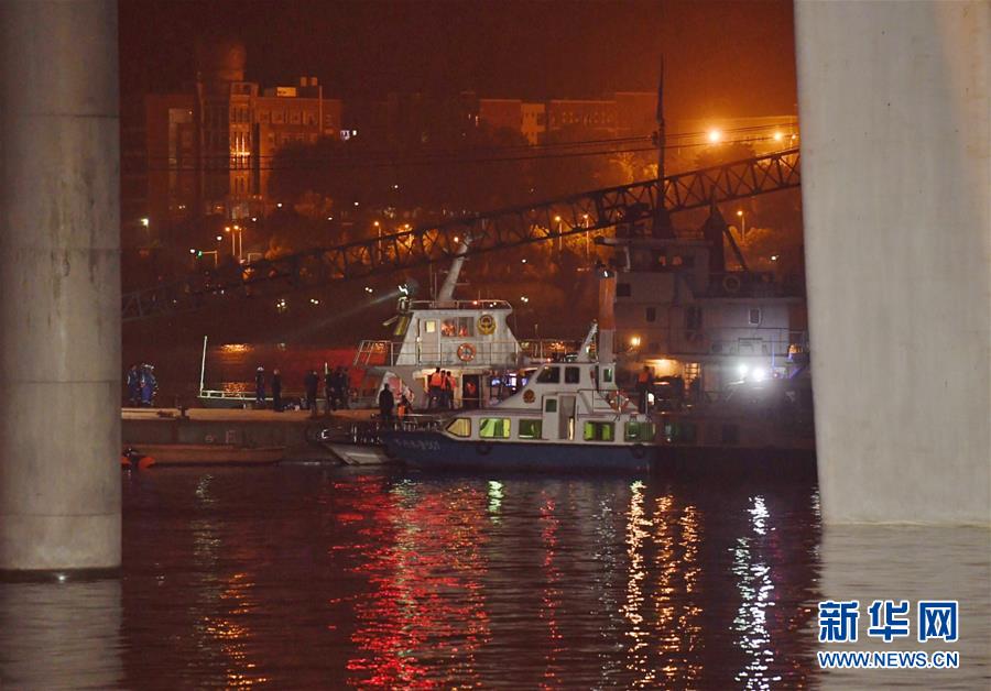 （重慶公交車墜江事故·圖文互動）（3）夜幕降臨，重慶萬州公交客車墜江事故救援工作仍在進行中