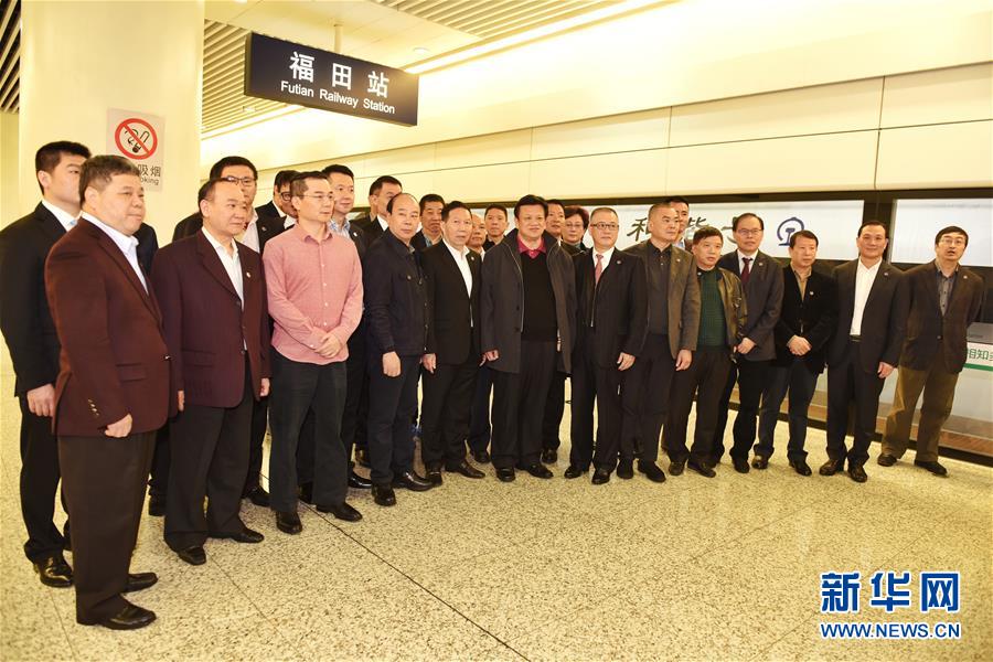 （兩會·圖文互動）（2）港區全國人大代表和政協委員首次集體乘高鐵抵京參會