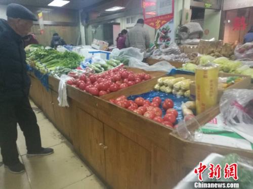 圖為北京一家社區(qū)超市里的菜攤。謝藝觀 攝
