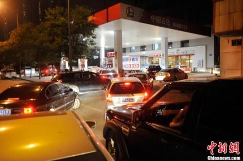 資料圖：山西太原一加油站內，私家車主排隊加油。<a target='_blank' ><p  align=