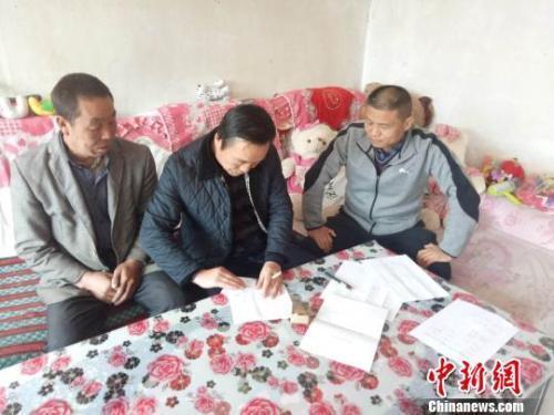 資料圖：圖為扶貧隊伍進貧困戶里，給貧困戶宣講政策?！＄娦?攝