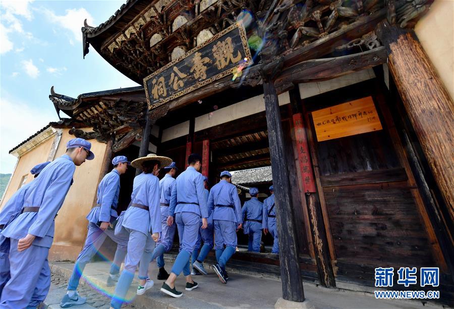 （新華全媒頭條·不忘初心、牢記使命——記者再走長征路·圖文互動）（10）風(fēng)展紅旗如畫——來自長征出發(fā)地長汀、寧化的紅色信仰報告 