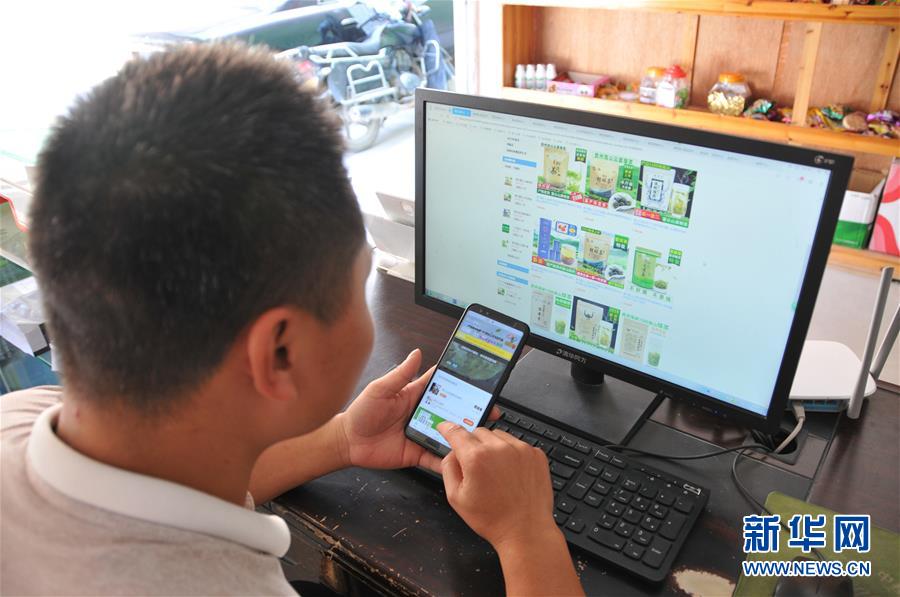 （在習(xí)近平新時代中國特色社會主義思想指引下——新時代新作為新篇章·總書記關(guān)心的百姓身邊事·圖文互動）（1）手機成為“新農(nóng)具”　莊戶人變“新店家”——農(nóng)村電商助力農(nóng)民豐收