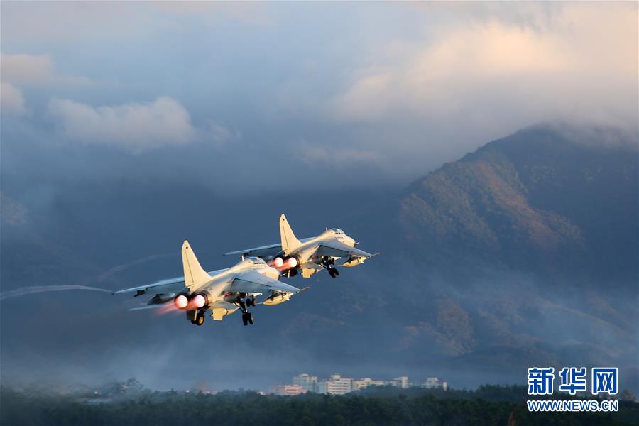 （新華全媒頭條·圖文互動）（2）沿著中國特色強(qiáng)軍之路闊步前進(jìn)——黨中央、中央軍委領(lǐng)導(dǎo)推進(jìn)國防和軍隊建設(shè)70年紀(jì)實