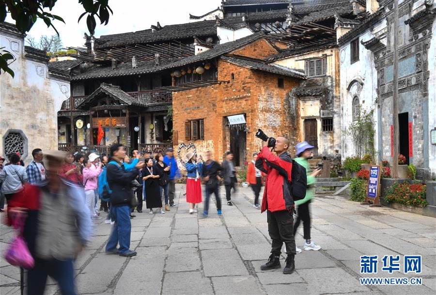 （圖文互動）（11）鄉(xiāng)村攝影師、鄉(xiāng)村“模特”、民宿店主——鄉(xiāng)村旅游推動婺源農(nóng)民生活方式發(fā)生新變化