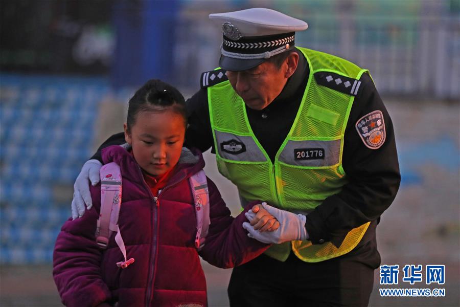 （新春走基層·圖文互動）（1）老楊貓腰護(hù)學(xué)：20米走了33年