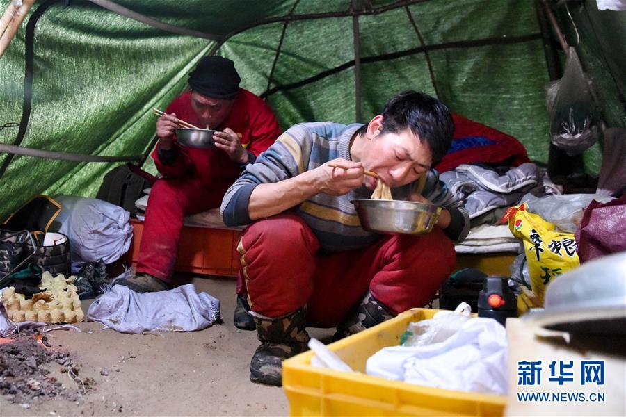 （新春走基層·圖文互動）（6）大漠中，一頂帳篷守歲五年