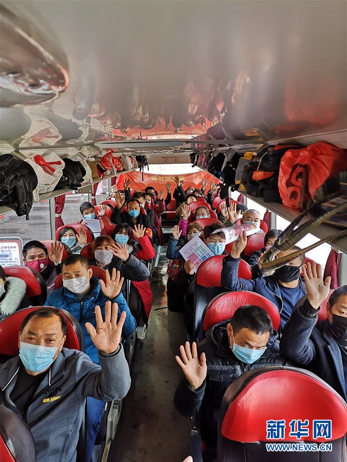 （做好六穩工作 應對復雜局面·圖文互動）（1）四川：“點對點、一站式”送農民工安全返崗