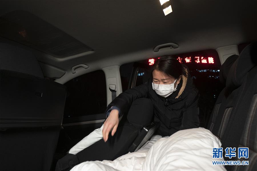 （一線抗疫群英譜·圖文互動）（2）特寫：為節省10分鐘，這對醫護夫妻“以車為家”